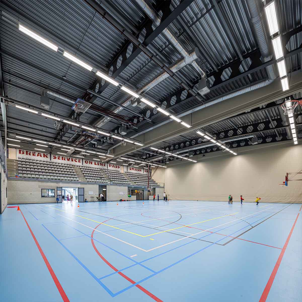 Heldere verlichting sportaccommodatie