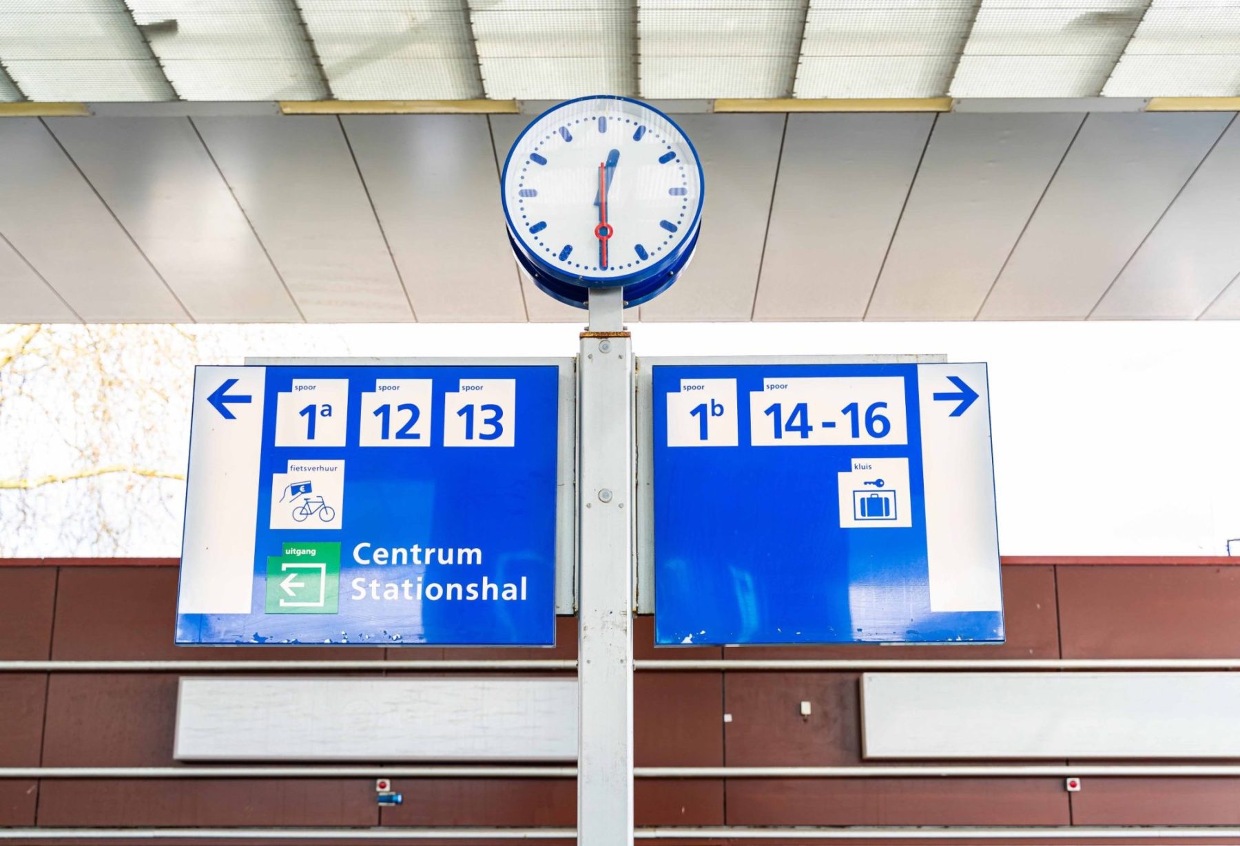Verlichting stationsbord